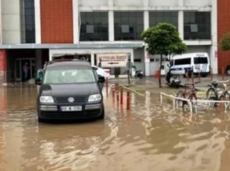 Hastaneyi sel bastı, hastalar tahliye edildi