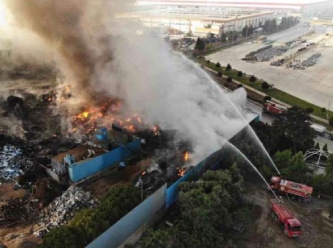 Manisa’daki fabrika yangını 16 saattir devam ediyor