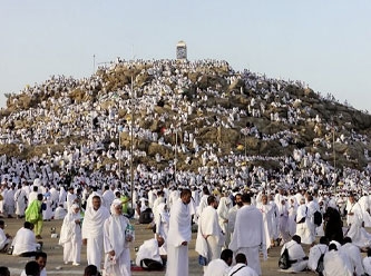 Hac farizasını yerine getirmek için Mekke’de bulunan müminler  Arafat’a çıktı