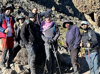 Yoksulluğa dikkat çekmek Kilimanjaro’ya tırmandılar