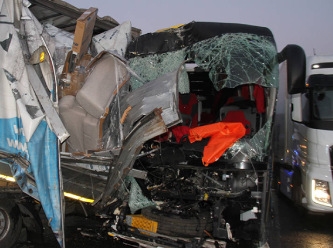 Yolcu otobüsü ile TIR çarpıştı: Feci kazada ölü ve yaralılar var