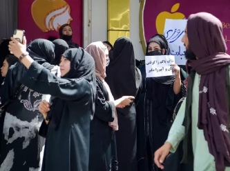 Taliban'dan kadın göstericilere şiddet