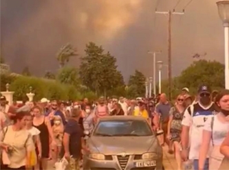 Rodos'ta alevler yerleşim birimlerini sardı: Binlerce insan tahliye edildi