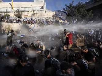 Yeni yasa düzenlemesi ülkeyi karıştırdı! Araçla halkın arasına daldı