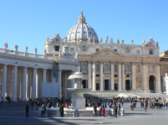 Yolsuzlukla suçlanan Vatikan kardinaline hapis talebi