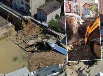 İstanbul Sarıyer’de yol çöktü; binalar tedbir amaçlı boşaltıldı