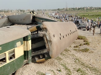 Pakistan'da yolcu treninin raydan çıktığı kazada 28 kişi öldü, 50 kişi yaralandı