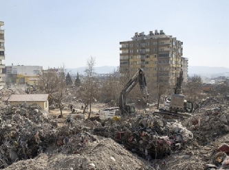 Depremde yerle bir olan Ebrar Sitesi sakinleri adalet arıyor