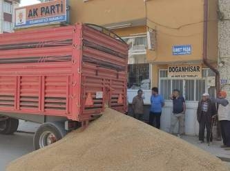 Çiftçi, elinde kalan buğdayını AKP ilçe binasının önüne döktü