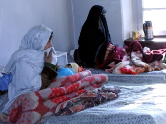 Afganistan'daki 25 hastaneye verilen yardım kesiliyor