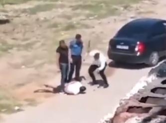 Üç polis, ellerini bağladıkları vatandaşa copla işkence yapıyor