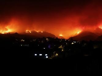 Yangın kâbusa dönüştü: 10 binlerce kişi tahliye edildi
