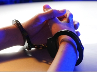 2 polis ve 1 bekçi yoldan geçen kadınları taciz etti