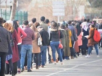 Üniversite mezunu işsizler, İŞKUR kapısına yığıldı
