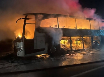 Sivas'ta seyir halindeki yolcu otobüsü alev alev yandı