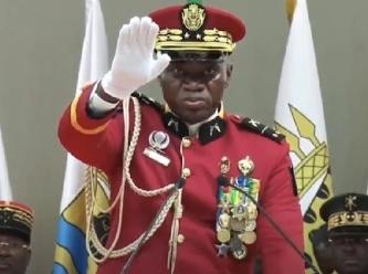 Eski liderin yaveriydi… Darbeci general yemin etti