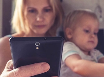 Telefonunuzu bırakın! Anne- Babalar  çocuklarından daha fazla cihazları ile ilgileniyor