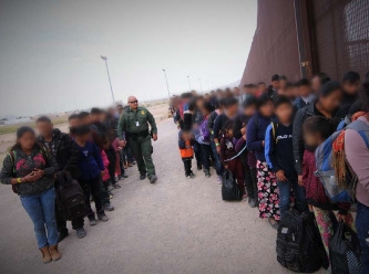 Meksika sınırındaki göçmen geçişlerdeki rekor artışın arkasında ne var?