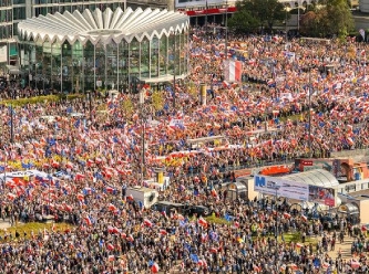 1 milyon kişi, iktidarı protesto etmek için meydanlara indi