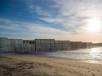 Biden Meksika sınırına 32 km'lik yeni duvar örecek