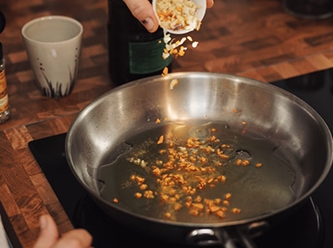 Paslanmaz çelik tavada pişirmemeniz gereken 5 yiyecek