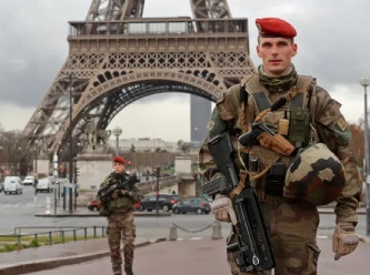 Fransa'da asker sokağa iniyor
