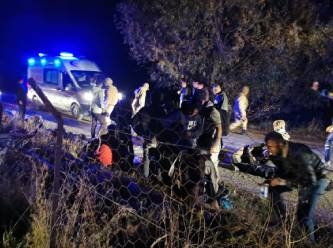 Kaçak göçmenlerin taşındığı minibüs şarampole devrildi: 20 yaralı