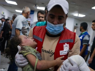 Gazze'de binlerce hasta hastanelerde ölümle burun buruna