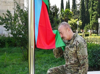Tarihi gün: Hankendi ve Hocalı'da Azerbaycan bayrağı göndere çekildi