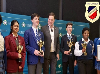 Cape Town Star Kolej öğrencisi, prestijli bilim ödülünü belediye başkanından aldı