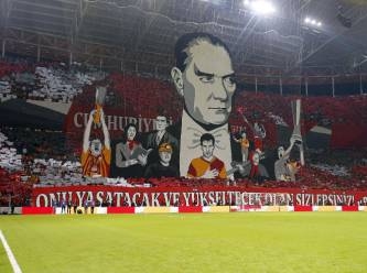 Galatasaray taraftarından Cumhuriyetin 100. yılına özel koreografi