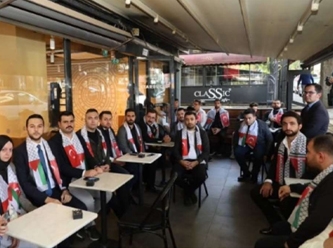 AKP'li gençler gün boyu Starbucks'ta oturarak İsrail'i protesto ediyor