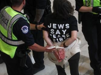Gazze’de ateşkes isteyen yüzlerce Amerikalı Yahudi gözaltına alındı