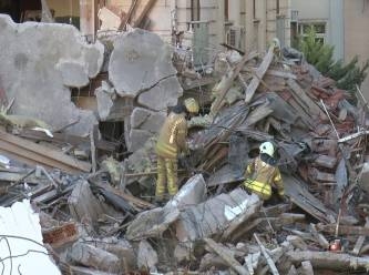 Güngören'de 5 katlı bina yıkım sırasında çöktü: Hasar gören 2 bina boşaltıldı