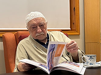 Fethullah Gülen Hocaefendi Fontäne dergisinin mizanpajına katıldı