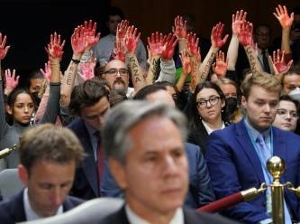 Savaş karşıtları Blinken’ın Senato’daki konuşmasını 'kanlı ellerle' protesto etti