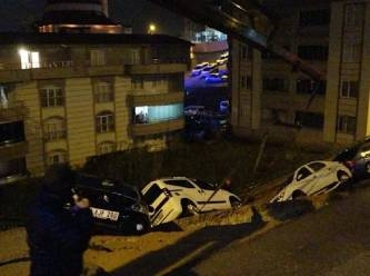Bursa’da sağanak: 4 araç çukura düştü
