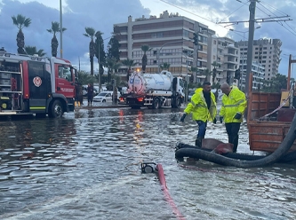 Deniz taştı, İzmir'de sokaklar su altında kaldı!