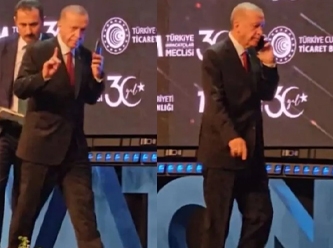 Gelen telefon Erdoğan'ı apar topar sahneden indirdi