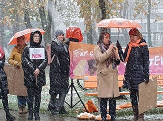 Kadına yönelik  şiddette dikkat çekmek için kar yağışına rağmen eylem yaptılar