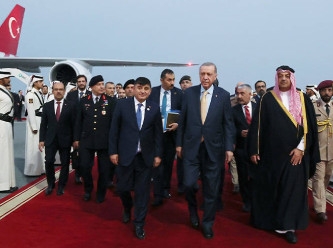 Erdoğan'ı Katar’da Başbakan Yardımcısı karşıladı