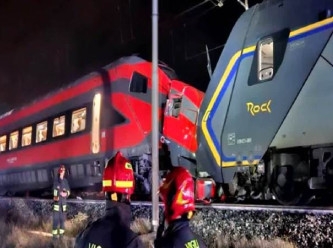 İki tren kafa kafaya çarpıştı: Çok sayıda yaralı var