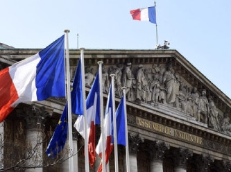 Macron'un partisinde 'göç' çatlağı