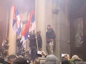Sırbistan'da 'siyasi gerginlik': Halk isyan etti!
