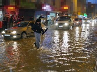 Sağanak yağış hayatı felç etti