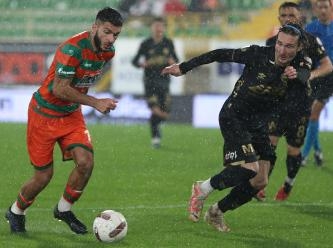 Alanyaspor ve Ankaragücü'nün 'sağanak' boğuşması: 2 gol, 2 kırmızı