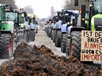 Alman çiftçiler, hükümeti Berlin’de protesto etti