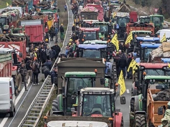 Fransa'da çiftçilerin eylemleri büyüyor: Traktör ve kamyonlar otoyolları kapattı