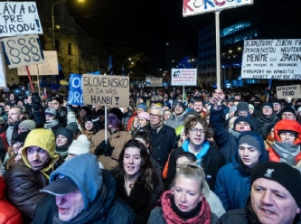 Bİnlerce kişi yolsuzluğa çanak tutan düzenlemeyi protesto etti