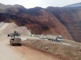 Bir işçi kendi imkanlarıyla göçükten çıktı